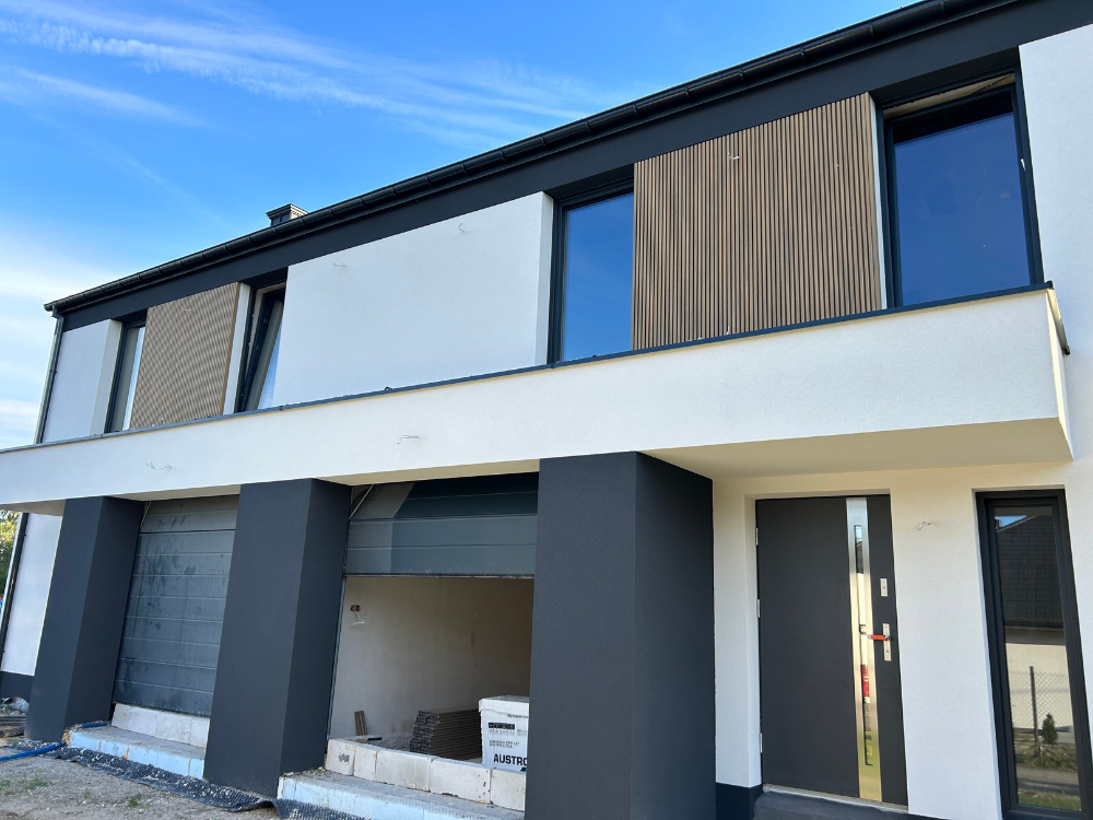 Lamele elewacyjne kompozytowe UltraShield® Naturale w kolorze Oak zamontowane ba bliźniaku