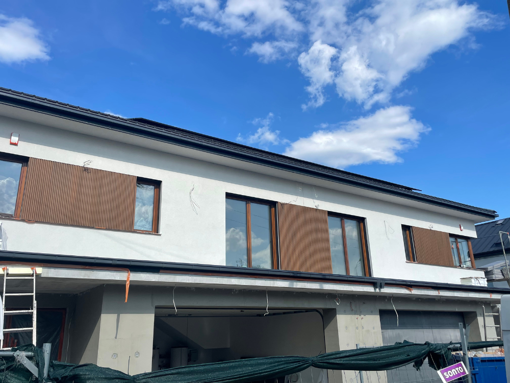 Lamele kompozytowe elewacyjne UltraShield® Naturale UH46 w kolorze Teak zamontowane na ścianach bliźniaka