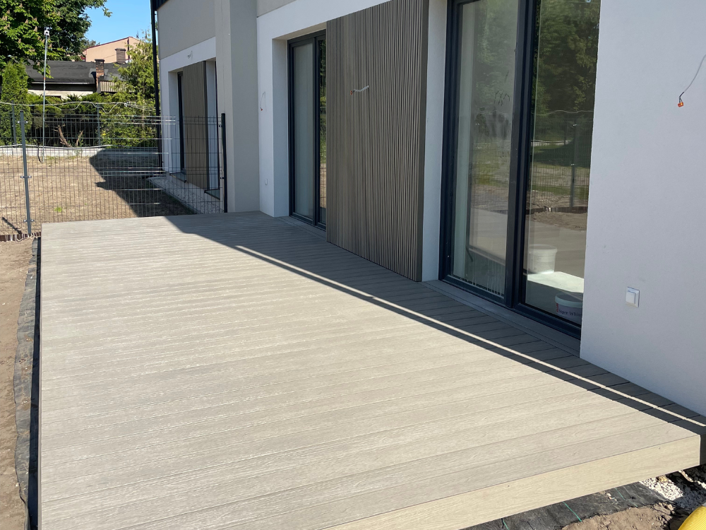 Deski elewacyjne typu lamele UltraShield UH46 w kolorze Antique zamontowane na ścianie budynku typu bliźniak