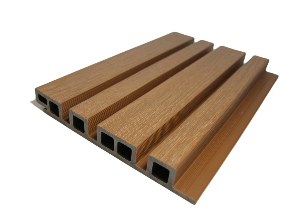 Deska elewacyjna UH93 typu lamele w mieszanym formacie, łącząca wąskie i szerokie listewki