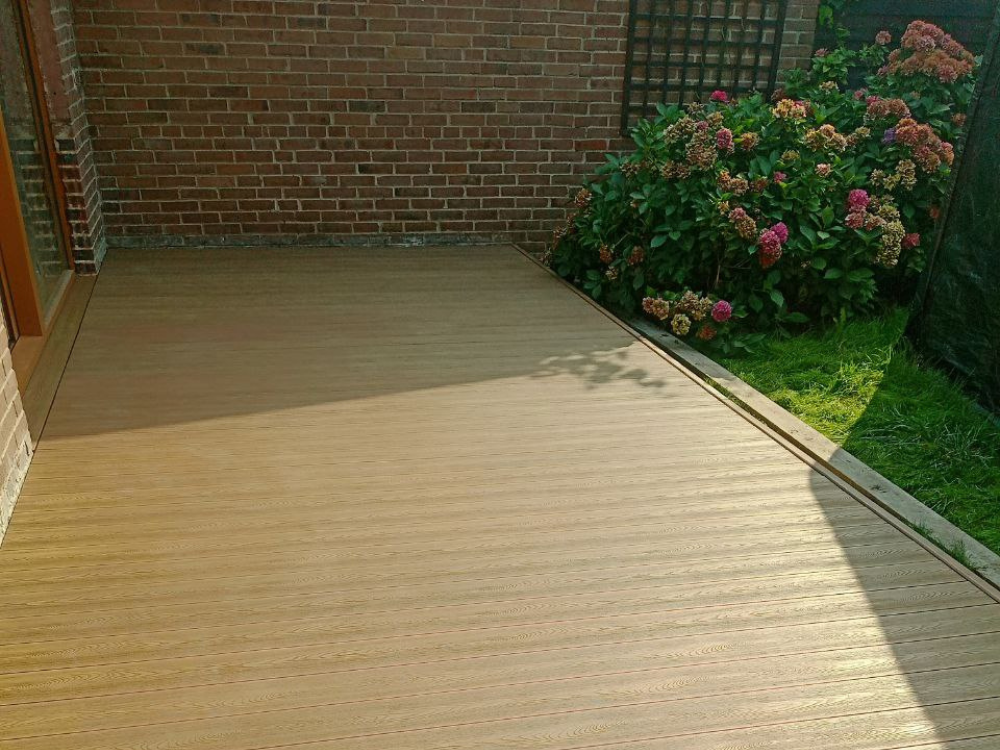 Taras zbudowany z Gardin deska kompozytowa w kolorze Piaskowy Teak