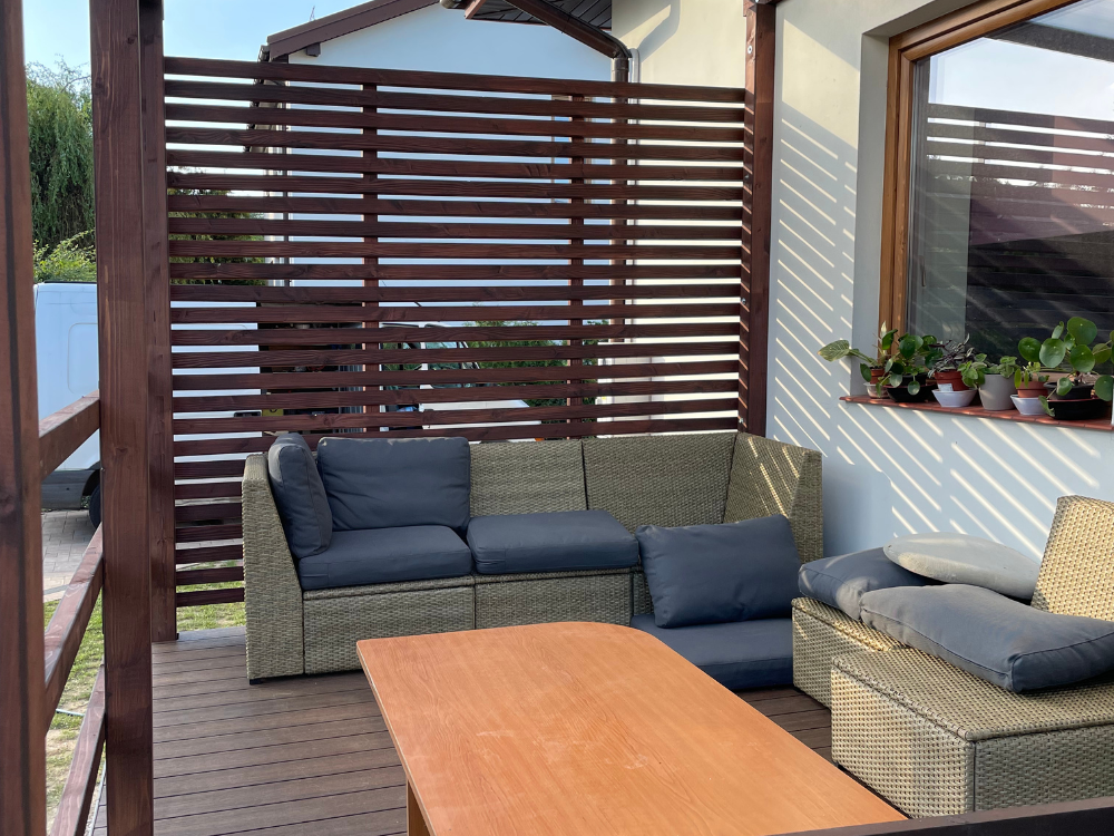 Pergola tarasowa z drewna budowlanego BSH w ciemnym odcieniu brązu, palisander