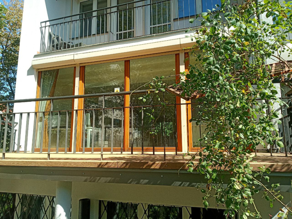 Taras wykonany z desek z kompozytu drewna Bruggan Elegant w intensywnie cynamonowym kolorze Cooper