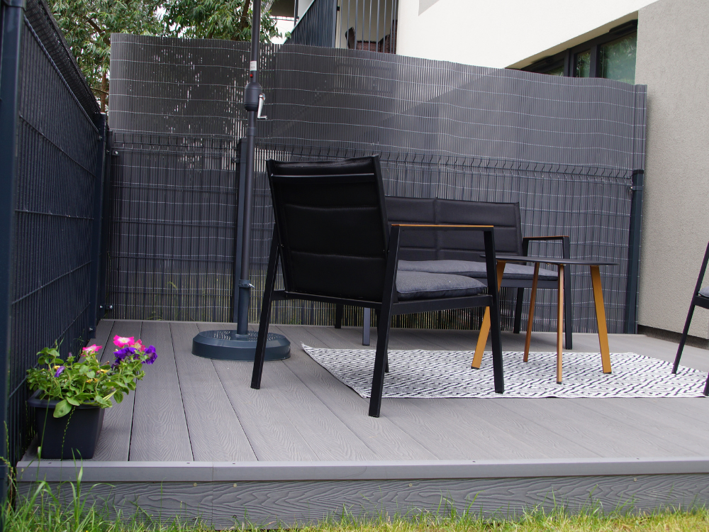 Taras z desek Bruggan Elegant w szarym kolorze Graphit