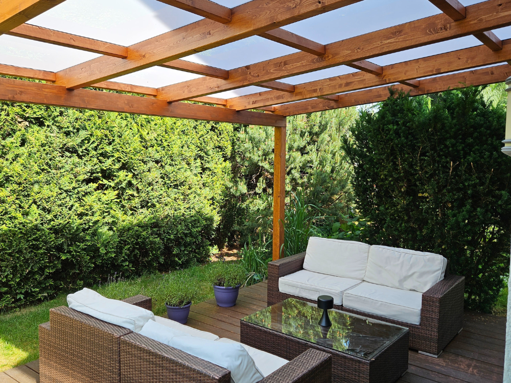 Pergola ogrodowa z zadaszeniem z litego poliwęglanu w mlecznym odcieniu