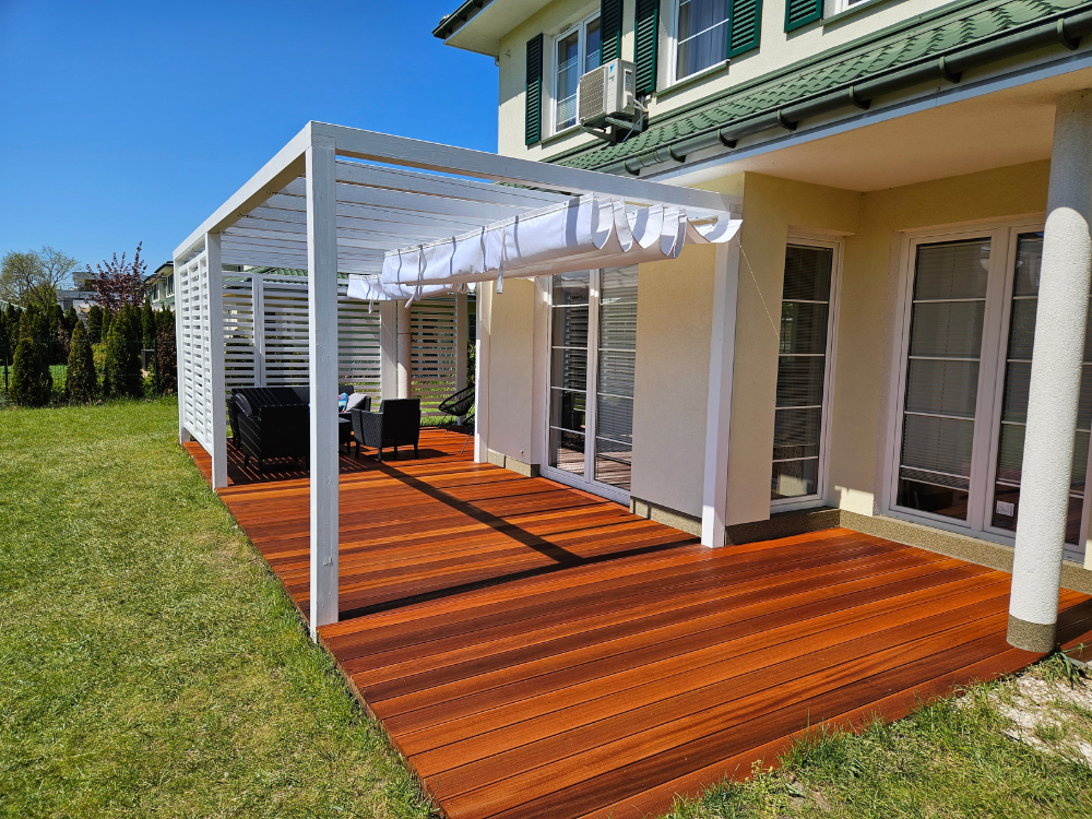 Taras z drewna egzotycznego Bangkirai z zadaszeniem