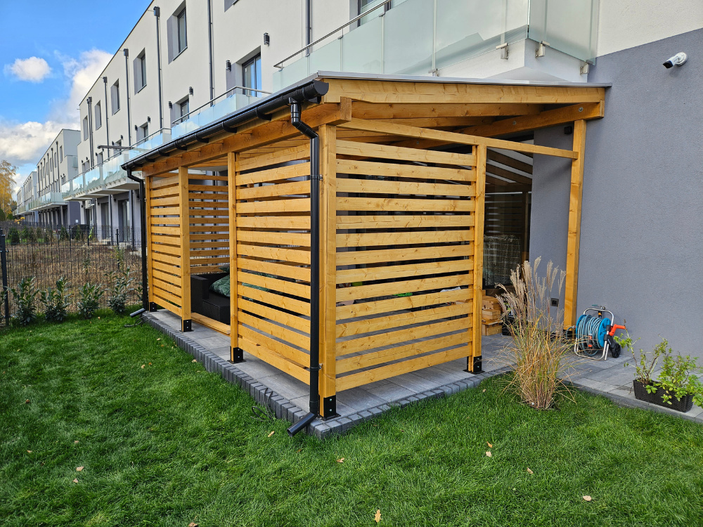 Drewniana pergola ogrodowa z zadaszeniem z poliwęglanu