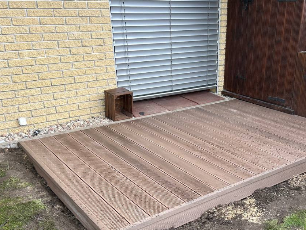 Taras z desek kompozytowych Gardin Natur w kolorze Antyczny Orzech i ryflowanym wykończeniem