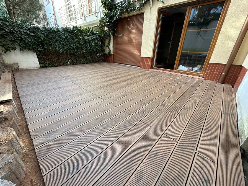 Taras zmontowany z deski kompozytowej Gardin Natur w kolorze Złoty Teak w wersji z ryflowanym wykończeniem powierzchni