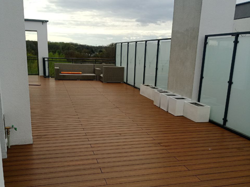 Taras na dachu zbudowany z desek kompozytowych Advance