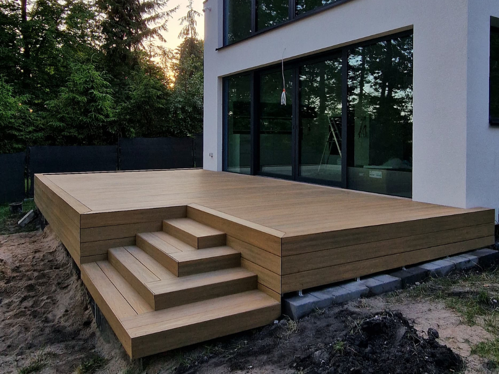 taras z desek kompozytowych Gardin Deco 2.0 w piaskowym odcieniu Oak