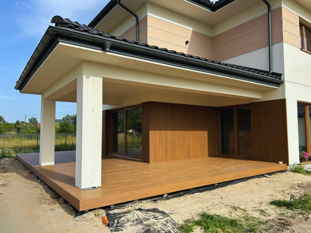 Elewacja wykończona deskami z kompozytu drewna UltraShield Naturale w kolorze Teak