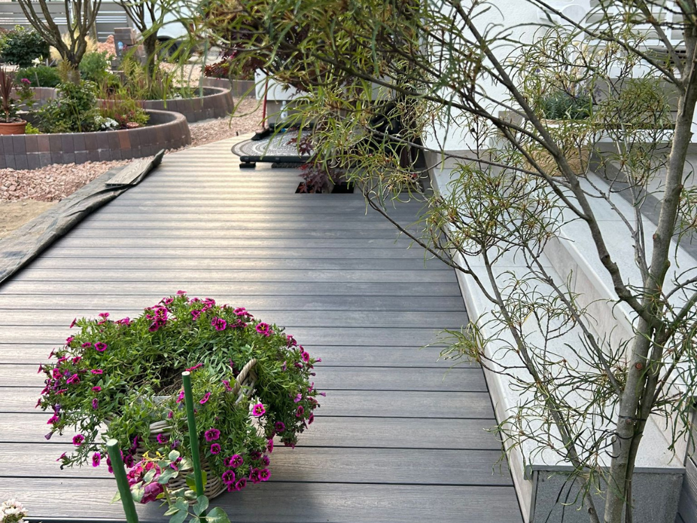 taras wykonany z szarej deski z powłoką polimerową Advance