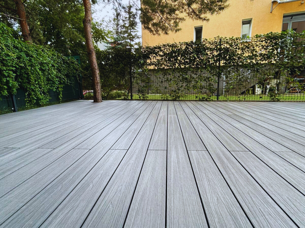 taras z desek kompozytowych Ultrashield w szarym kolorze Light Grey