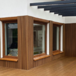 Nowoczesny taras z deską kompozytową i pionową elewacją.