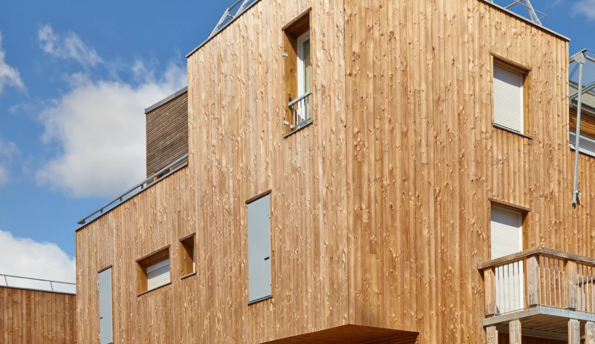 budynek z elewacją zabudowana deską sosnową nieimpregnowaną Opus