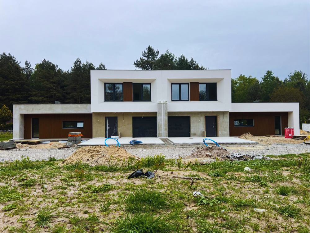 dom typu bliźniak wykończony lamelami 3D z kompozytu drewna w ciemnym brązie