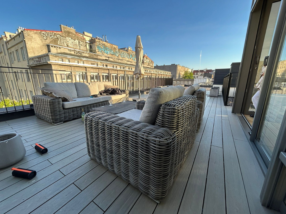 taras na dachu z szarych desek kompozytowych