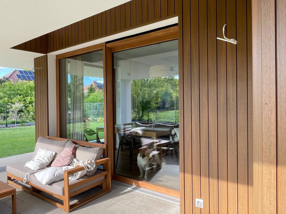 Elewacja domu jednorodzinnego wykonana z desek Ultrashield Naturale UH62