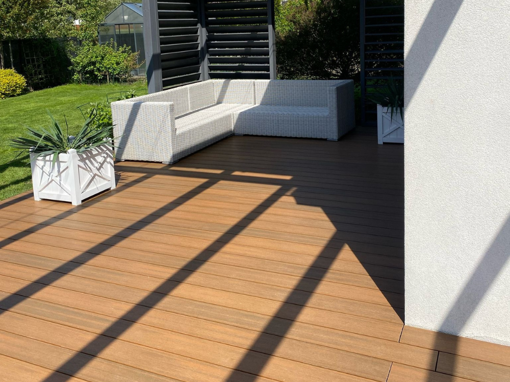 taras z desek kompozytowych Advance Naturale w brązowym kolorze, zbudowany w ogrodzie przy domu