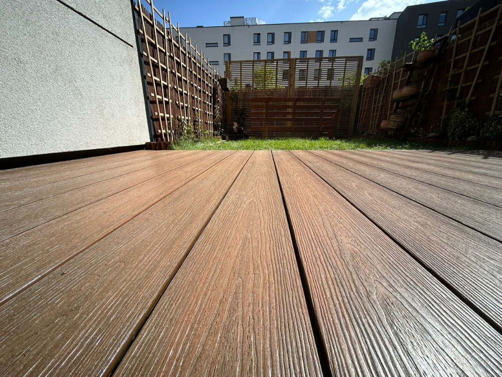 taras przy domu zbudowany z desek z polimerem Advance Naturale w brązowym kolorze, Bear Teak