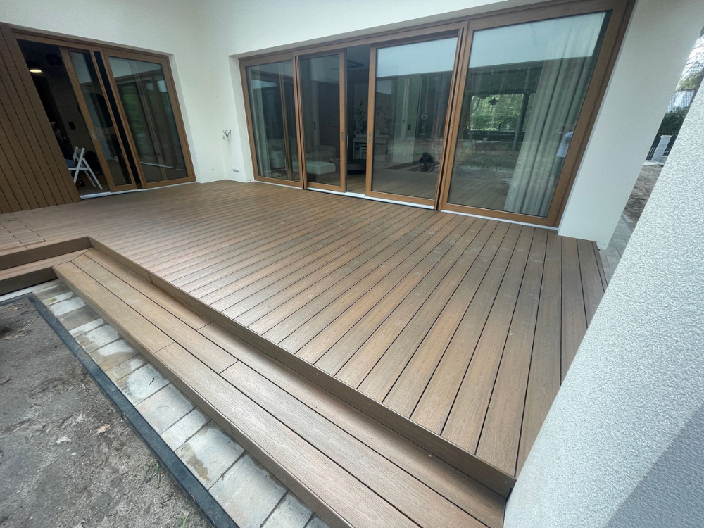 taras przy domu zmontowany z desek Advance Naturale w kolorze Bear Teak