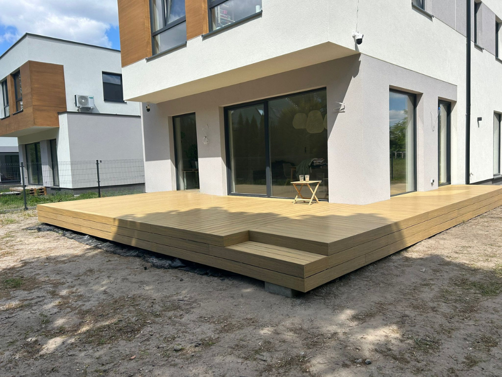 taras zewnętrzny z desek Ultrashield Naturale w kolorze Oak