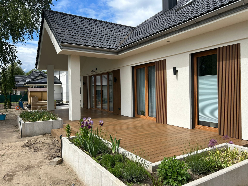 Taras z brązowych desek kompozytowych z hydrofobową osłoną marki Advance Naturale