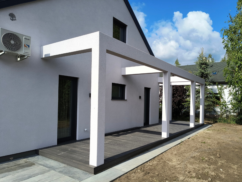 Taras przy domu jednorodzinnym wykonany z szarych desek marki Advance Naturale