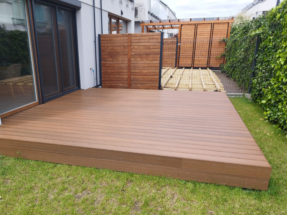Taras przed domem w ogrdzie z brązowych desek kompozytowych marki Advance Naturale