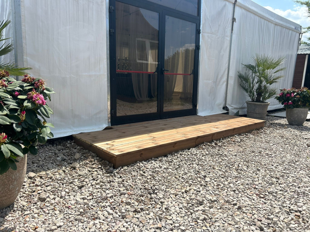 niewielki taras wykonany z drewna sosnowego Cancun, impregnowanego pod ciśnieniem