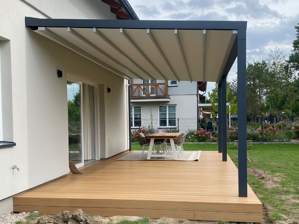 taras w ogrodzie przy domu jednorodzinnym z desek kompozytowych Advance Naturale w kolorze Sandy Fox