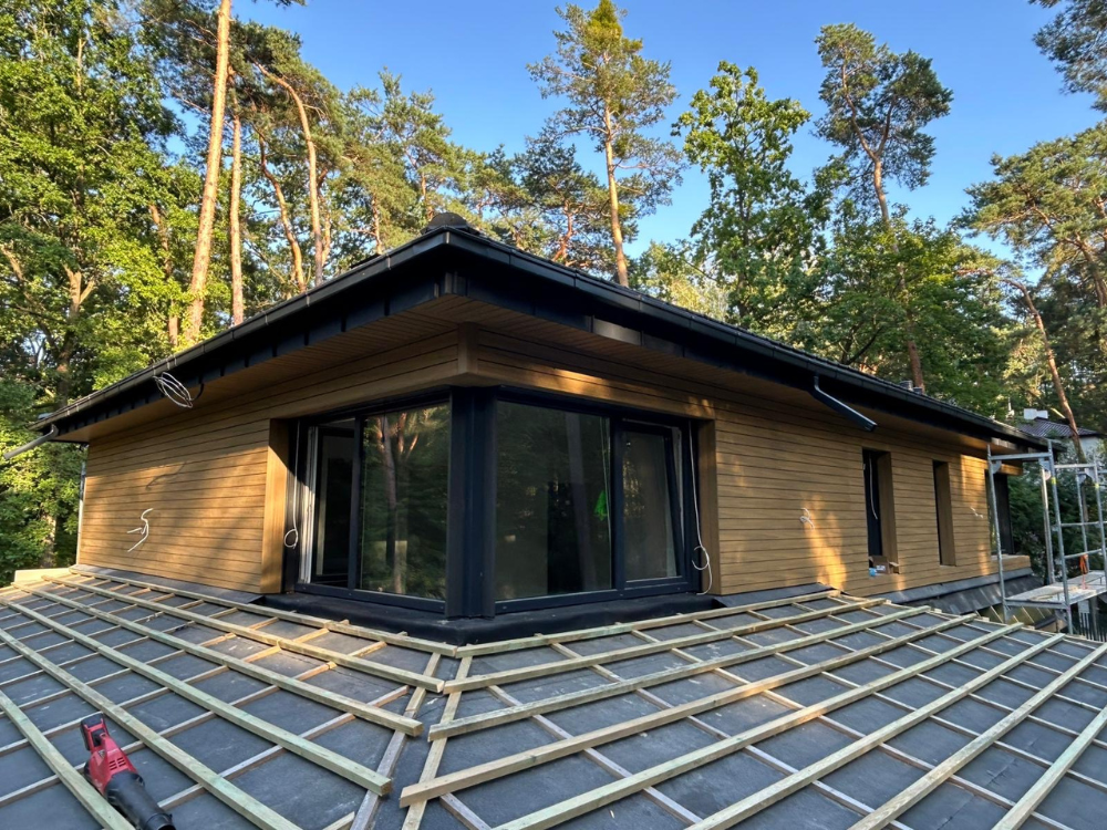 ściana i podbitka budynku wykoń